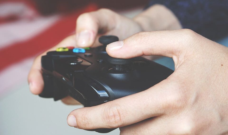 mani-che-tengono-il-controller-da-gioco