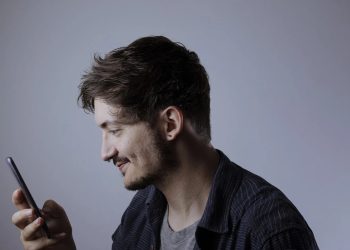 profilo-ragazzo-guarda-cellulare