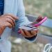 donna-guanti-usa-telefono-e-carta-di-credito