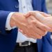 stretta-di-mano-tra-due-persone