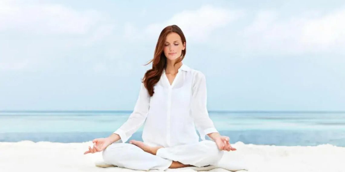 ragazza-medita-mare-benessere-psicofisico