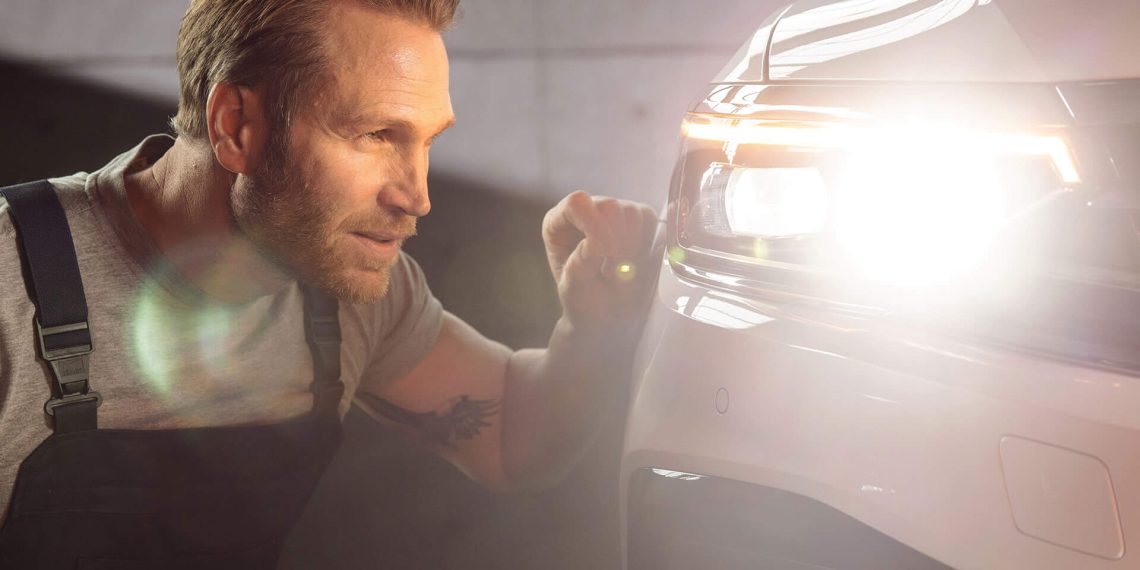 meccanico-a-lavoro-officina-volkswagen