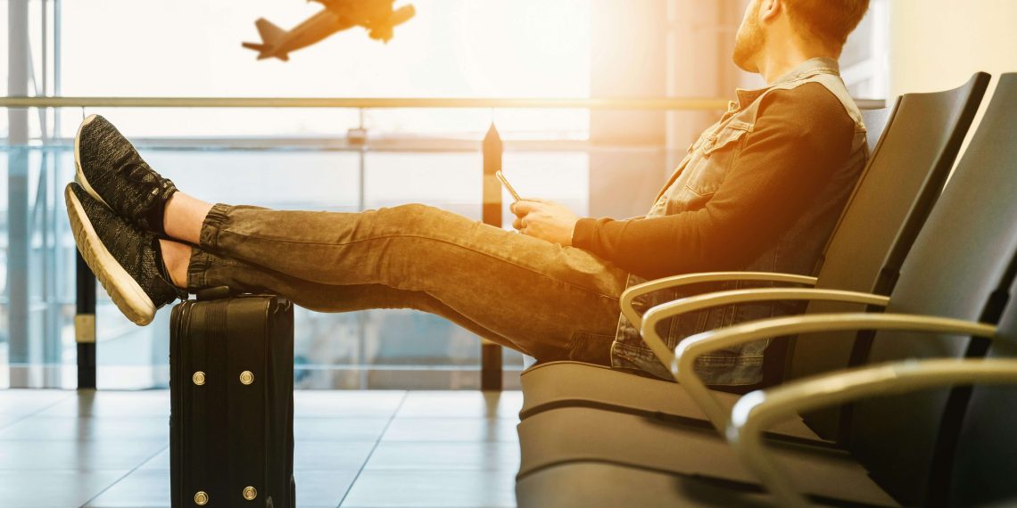 ragazzo-in-aeroporto-in-attesa-di-partire