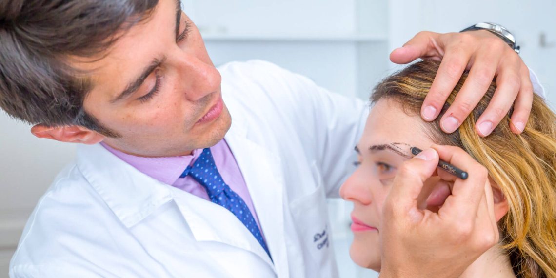 chirurgo-estetico-a-lavoro-viso-di-una-paziente