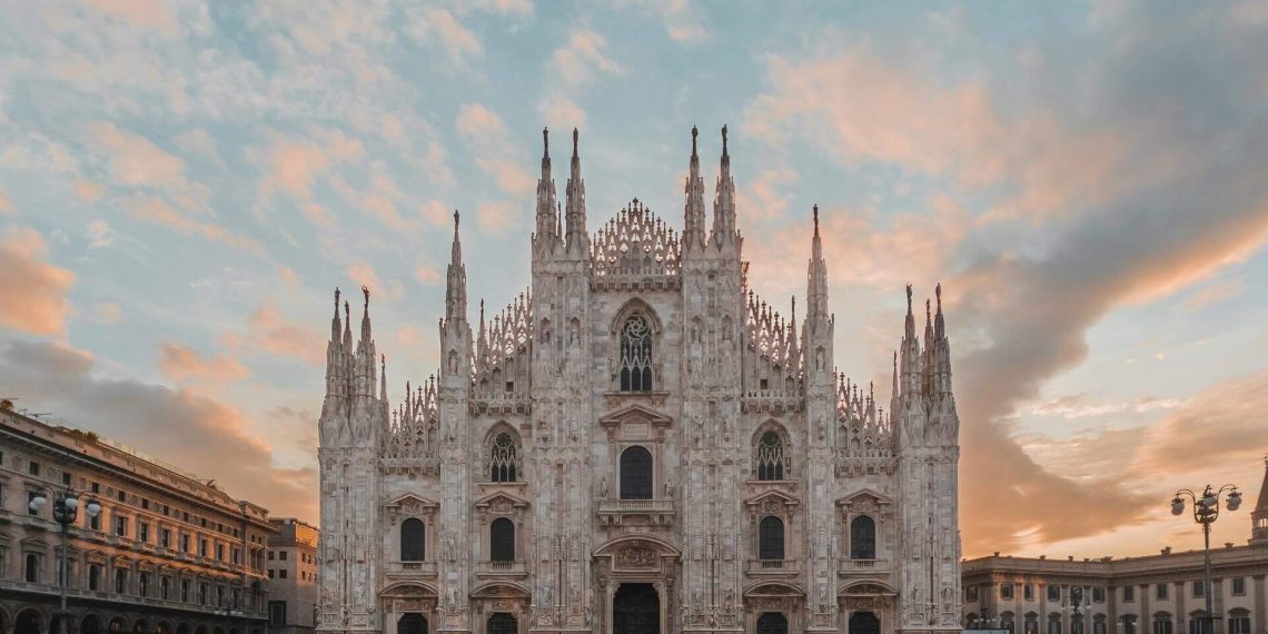 facciata-principale-duomo-di-milano-tramonto