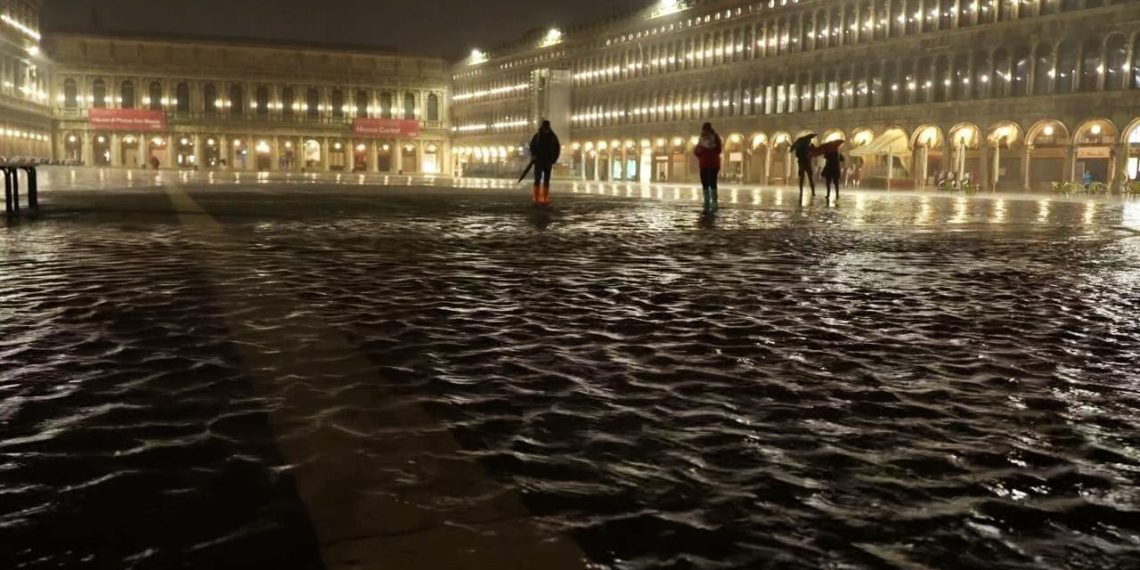 venezia-allagata-di-sera