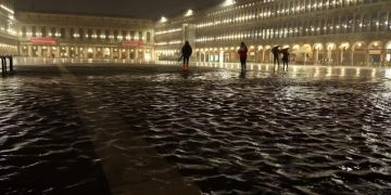 venezia-allagata-di-sera