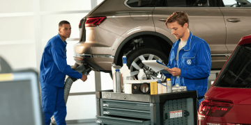 officina-volkswagen-due-dipendenti-a-lavoro